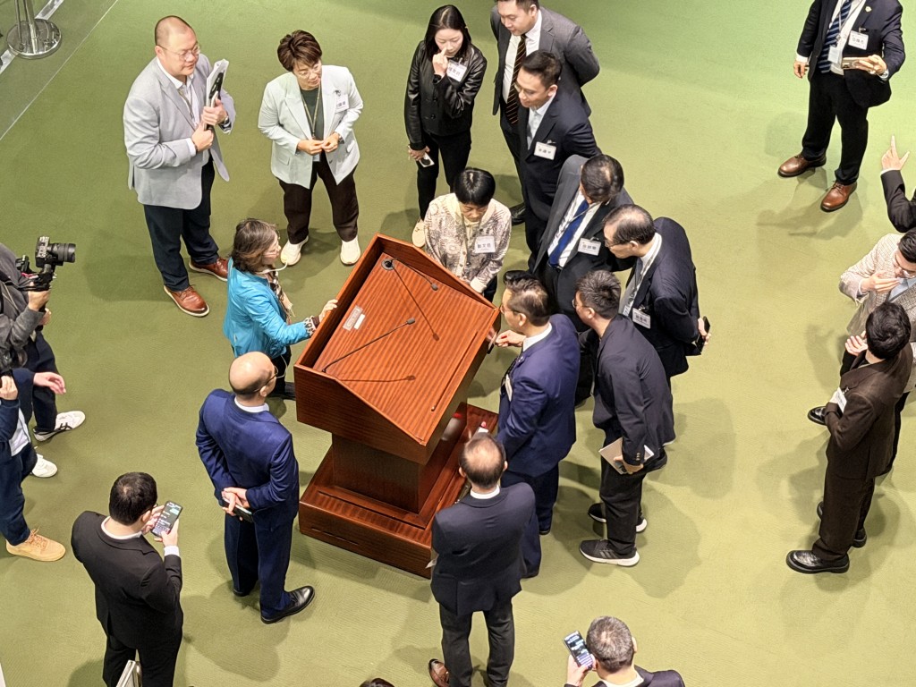 醫院多次嘗試將採訪講台調高、調低。郭詠欣攝