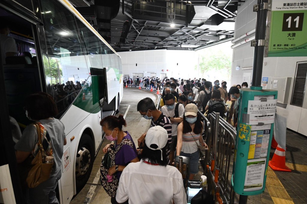 數以百計市民等巴士前往長沙及大澳。
