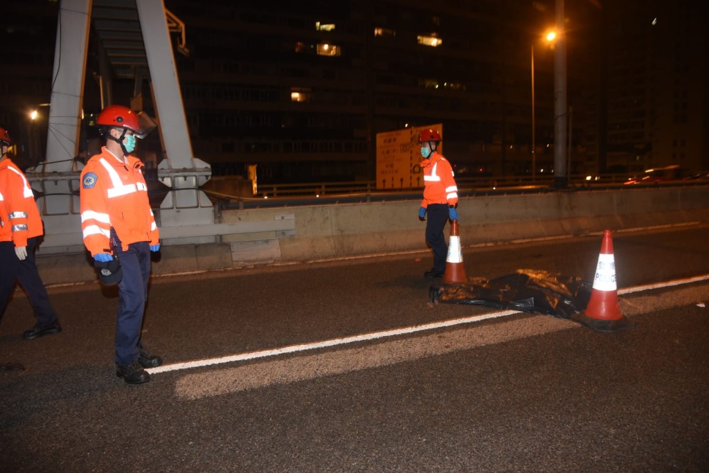警方以帳篷遮蓋死者遺體。