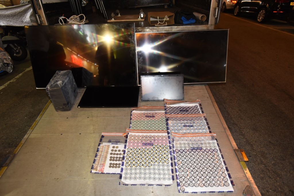 警方檢獲大批賭具。尹敬堂攝