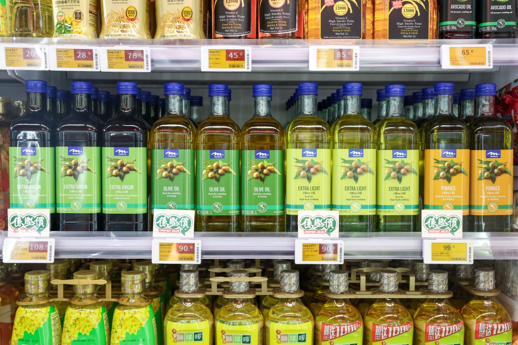 100元1L的百得利橄欖油，與90元的惠康自家品牌meadows橄欖油相比較可方便顧客平中選優。
