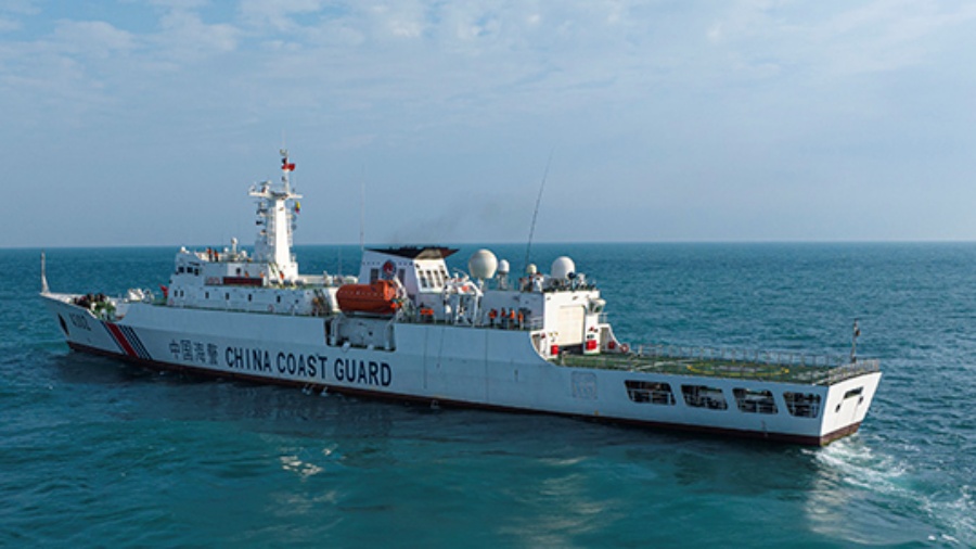 中國海警船今日依法攔阻菲律賓向在南沙群島仁愛礁非法“坐灘”的軍艦。新華社資料相
