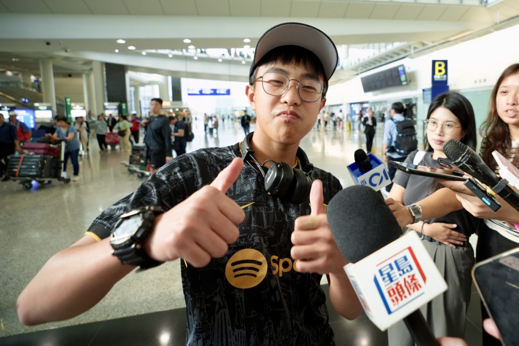 16歲的盧同學剛從曼城回港，拿行李時剛巧碰見張家朗。劉駿軒攝