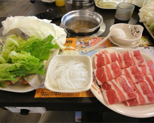 火鍋店向7個月大嬰兒中途收取共鍋費。網上圖片