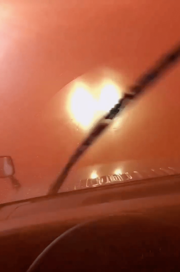 拍摄者形容当时环境极其诡异，空气中布满灰尘。X@Rachel985456360