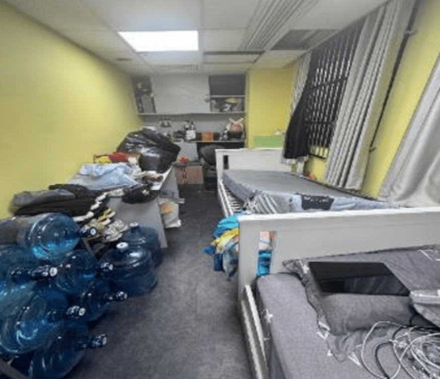 詐騙集團租用工廈單位，改裝為居住地方及設置網台工作室，房內設有暗門可進入隱蔽房間，行動中發現骨幹成員藏身房內。警方圖片