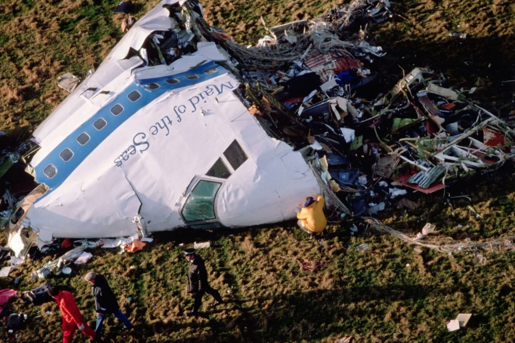 1988年泛美航空一架客機在蘇格蘭西南部洛克比鎮上空被炸毀，造成270人罹難。路透
