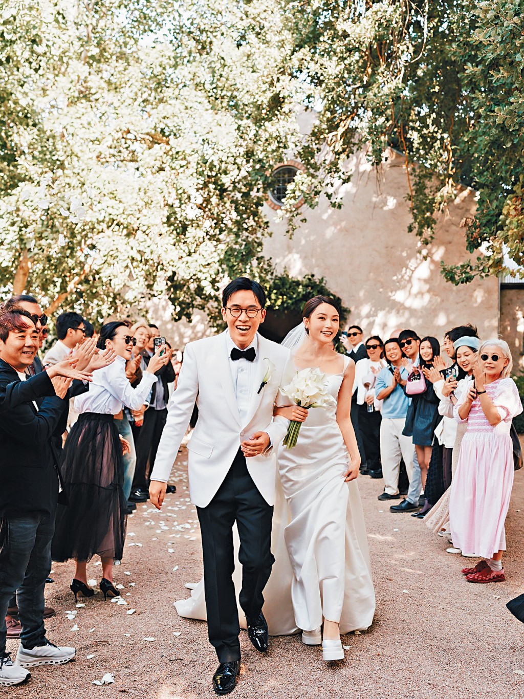 陈颖欣与拍拖9年的音乐监制陈考威在澳洲举行童话婚礼，大班亲友热闹见证。