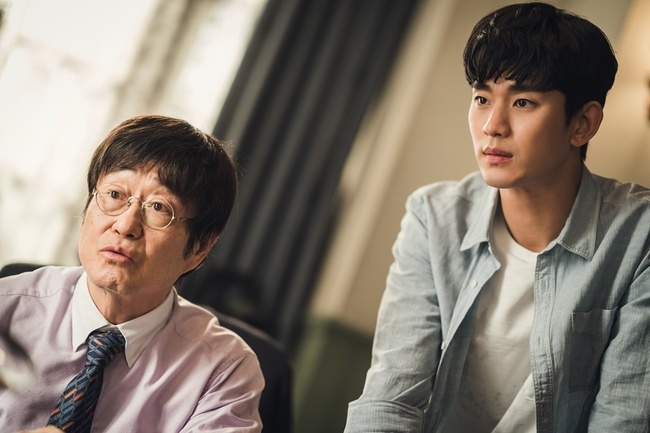 金昌完曾與金秀賢合作《雖然是精神病但沒關係》。