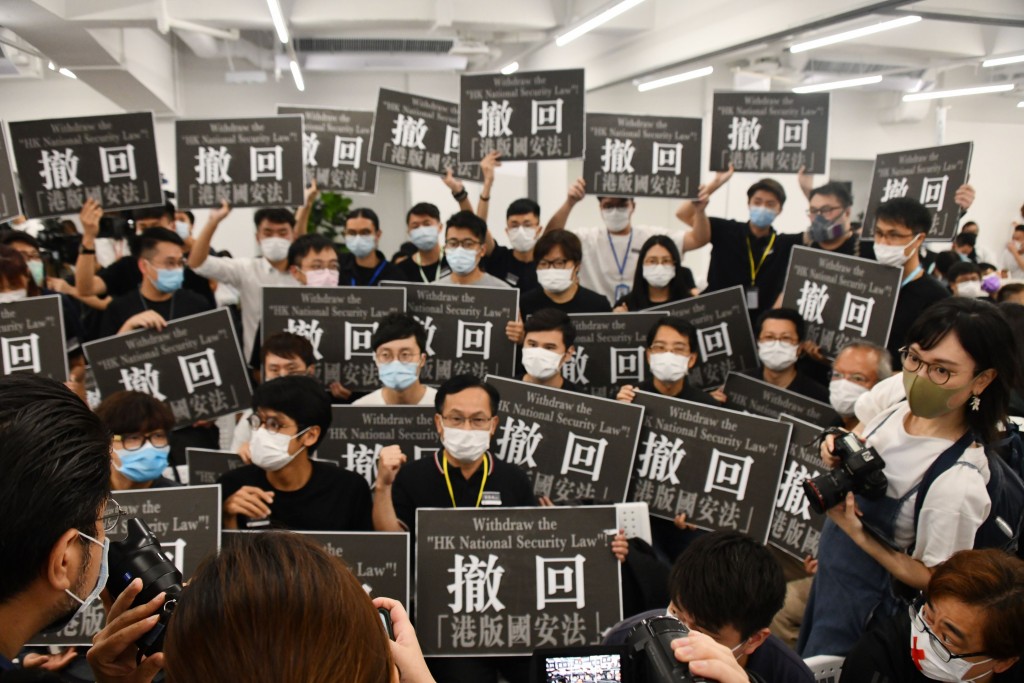 由由反對派主導的十七區區議會議員曾舉行「特別會議」，要求撤回《港區國安法》議案。資料圖片