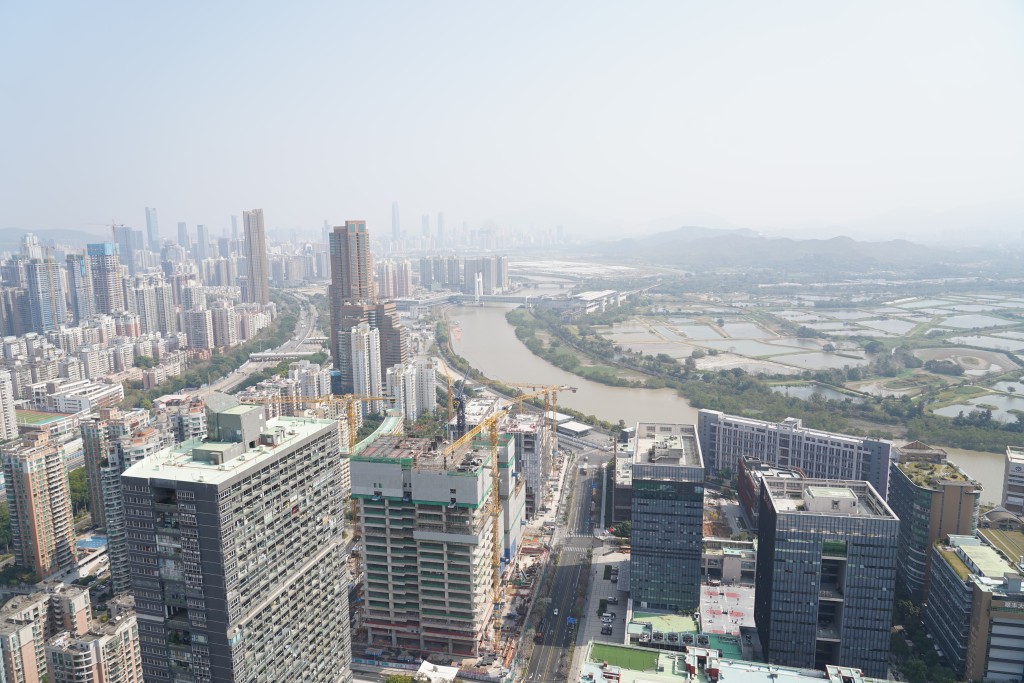 由河套深港协同创新中心望出去是深圳河，一河之隔的香港仍是一大片渔塘。郭咏欣摄