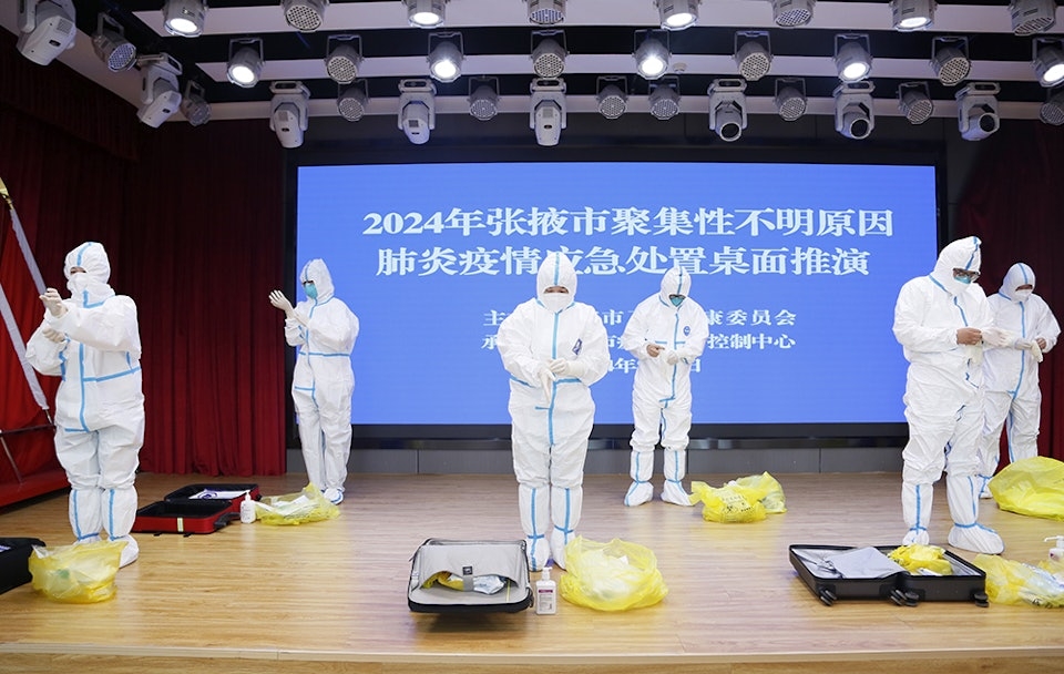 甘肃张掖市举行聚集性不明原因肺炎疫情有关演练。 网图