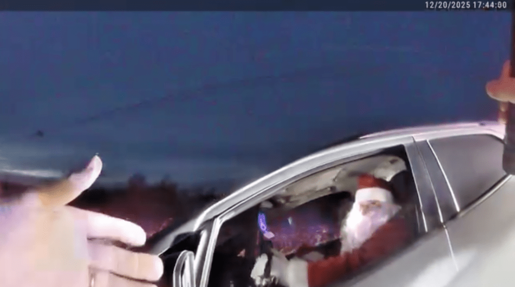 現場警用隨身攝影機記錄了這段歡樂過程。當時副警長如常上前檢查，手電筒往車內一照，赫然見到駕駛座上坐著全副武裝、滿臉白鬍鬚的「聖誕老人」。
