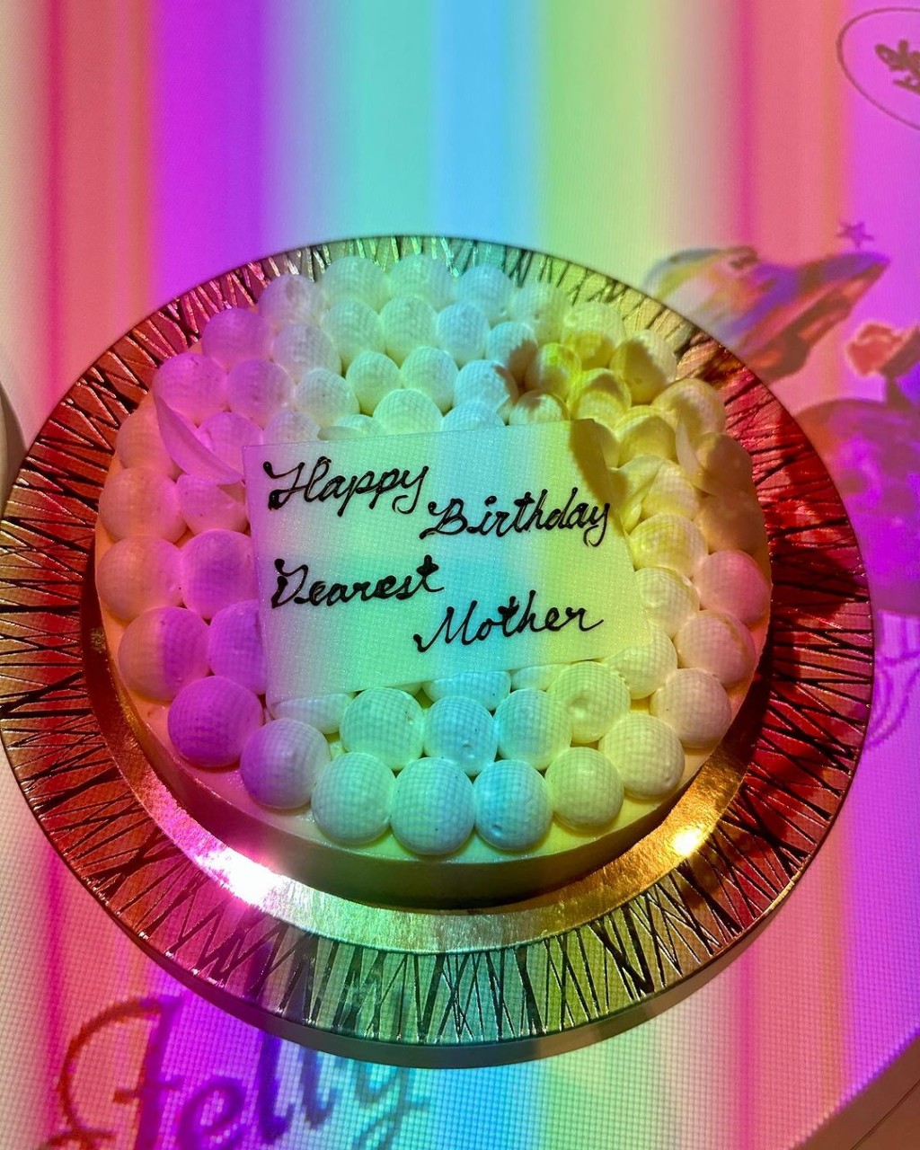 謝玲玲生日連切個蛋糕。
