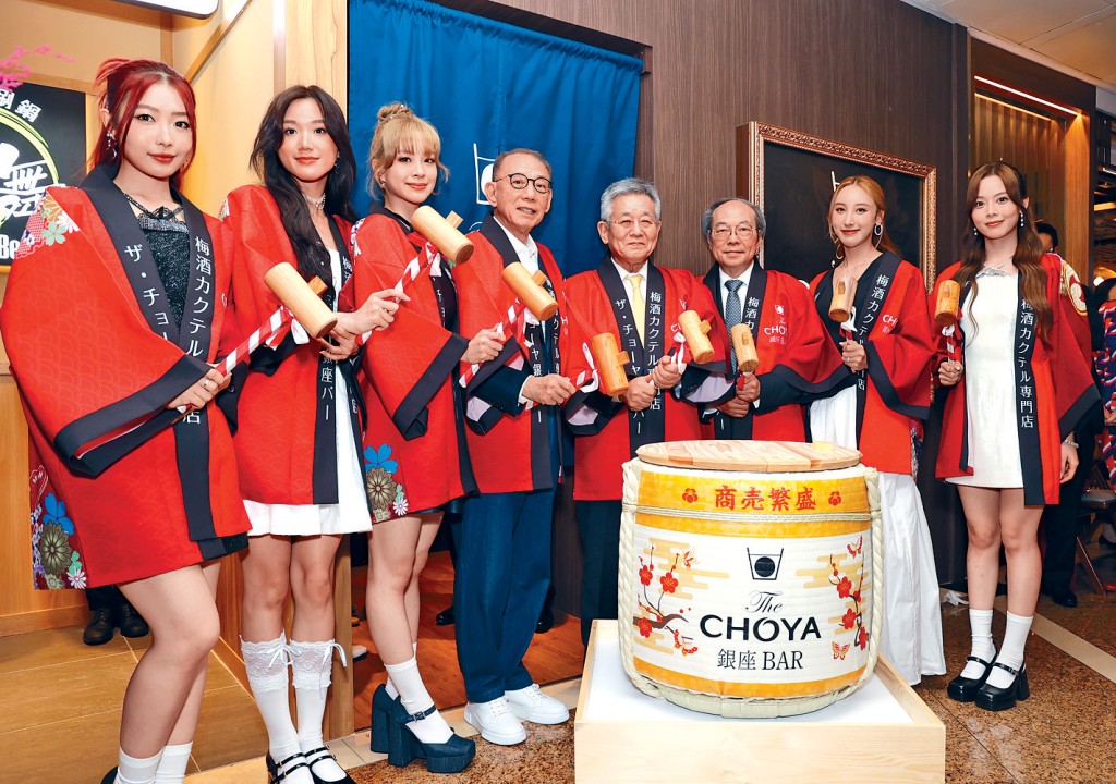 杨受成博士（左四）与旗下艺人许靖韵（右二）、女团VIVA齐出席开幕活动。