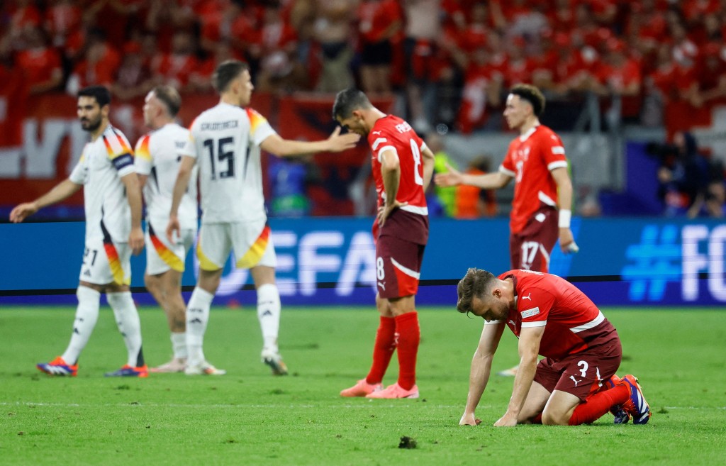 瑞士(紅衫)於2022世盃外力壓意大利首名出線。REUTERS