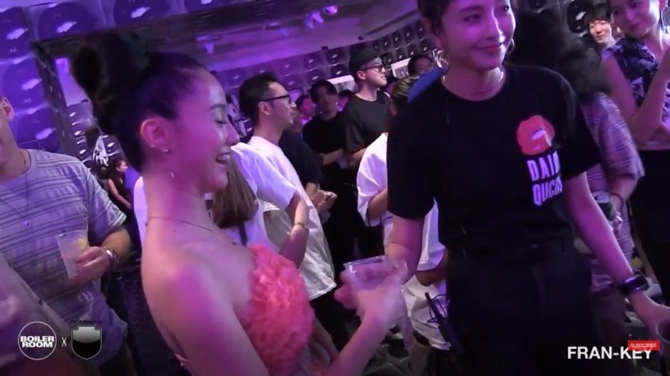 片瀨與澤尻以前經常一同出入夜店。