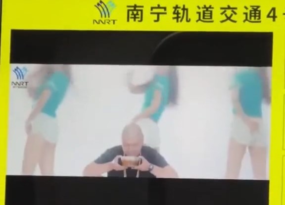 有網民批評影片低俗。抖音@打卡南寧