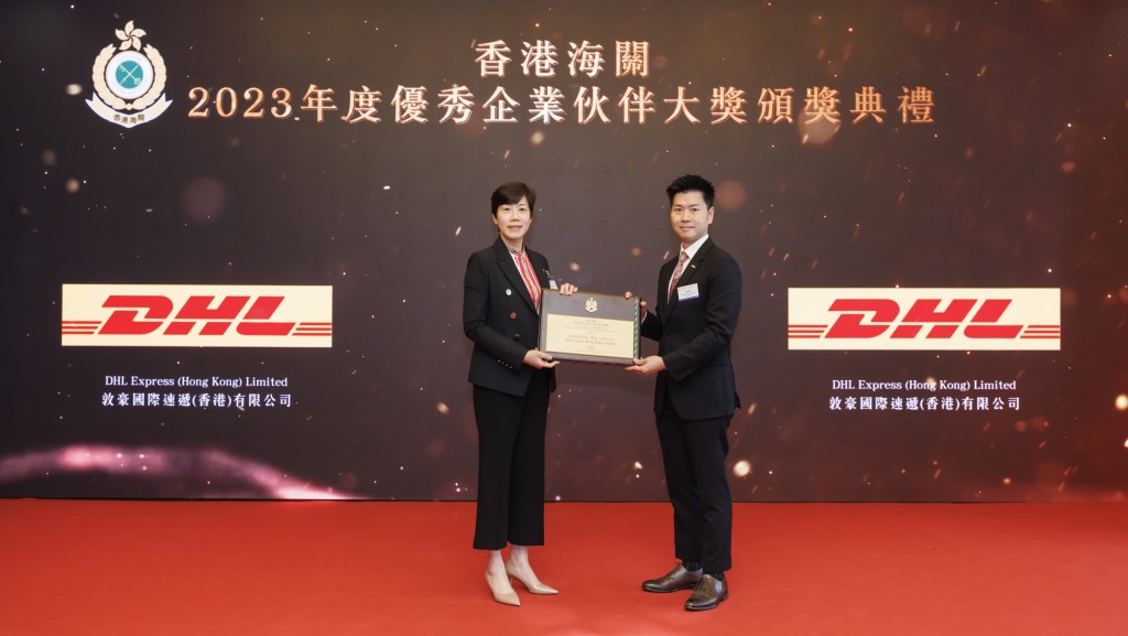 海关关长何佩珊(左)颁发奖状予其中一位得奖公司代表。政府新闻处图片