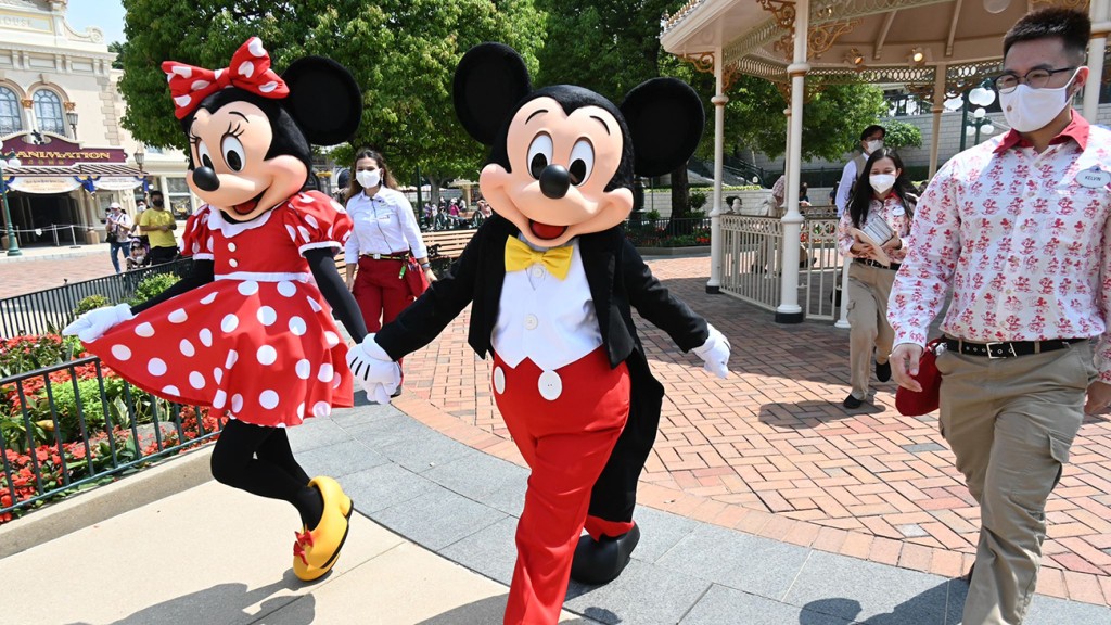 Mickey和Minnie忙於與市民拍照。