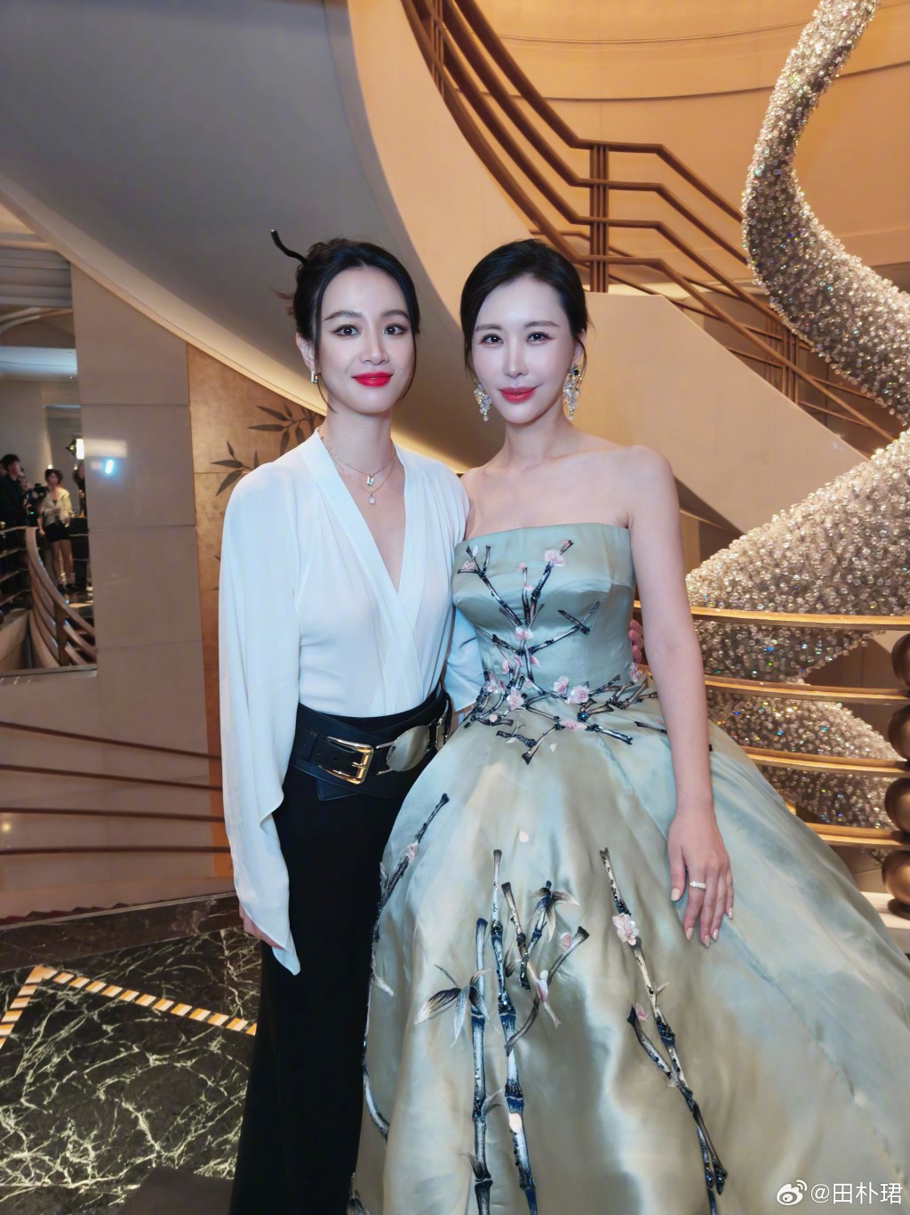 现年42岁的田朴珺（右）为内地女星，曾在《后宫甄嬛传》中饰演敦亲王福晋一角。