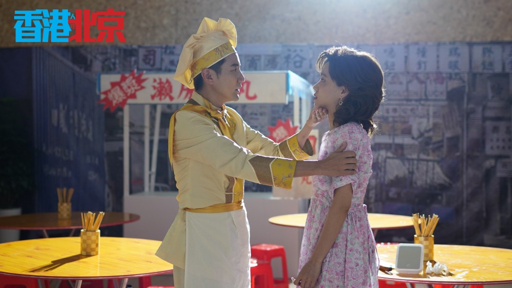 傅嘉莉在昨日播出的《香港人在北京》中神還原《食神》莫文蔚火雞姐的造型。