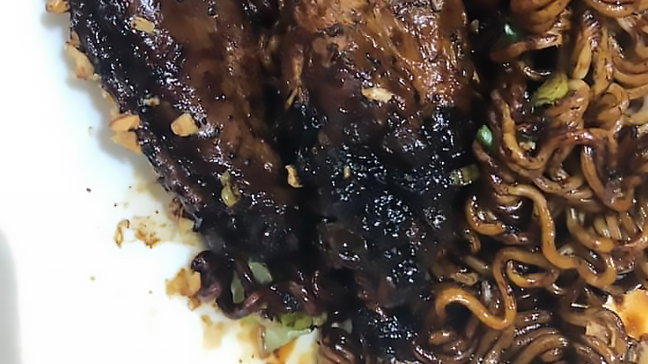 有网民分享在旺角一间餐厅吃到一碟劲㶶的瑞士鸡翼，该超级“暗黑料理”㶶到部分已成炭。