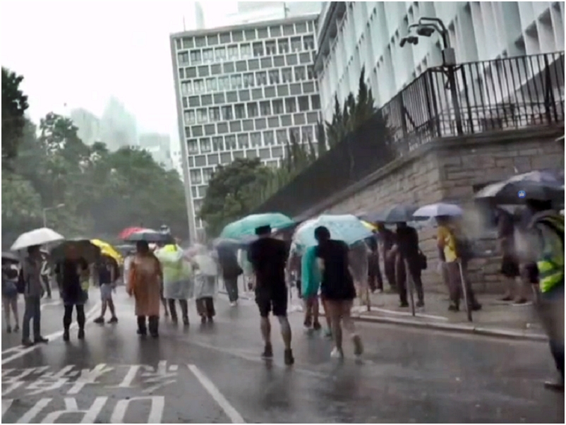 部分遊行人士下午3時左右，冒雨向金鐘方向行去，有人走出馬路。