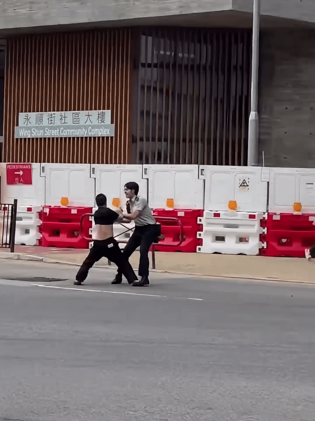 黑衫男子與食環人員在馬路上拉扯。FB：車cam L（香港群組）
