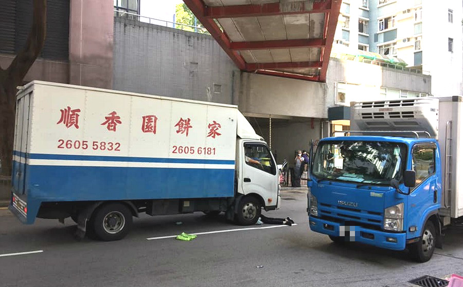 女子被撞飛捲入另外一輛貨車車底。網上圖片