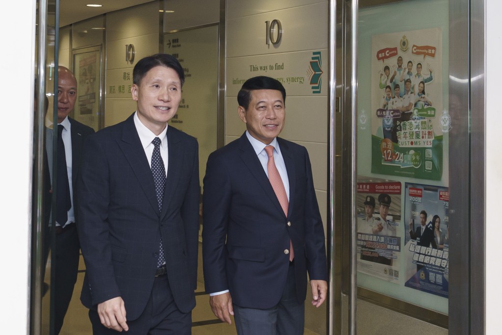 署理海关关长胡伟军(中)欢迎老挝副总理沙伦赛.贡玛西(右)及代表团到访香港海关。 署理海关关长胡伟军(中)欢迎老挝副总理沙伦赛.贡玛西(右)及代表团到访香港海关。