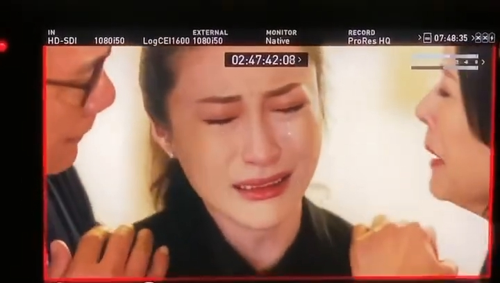 之後薇薇在父母懷中抱頭痛哭。
