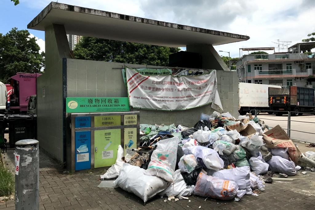 過去有人在垃圾站非法傾倒建築廢料。