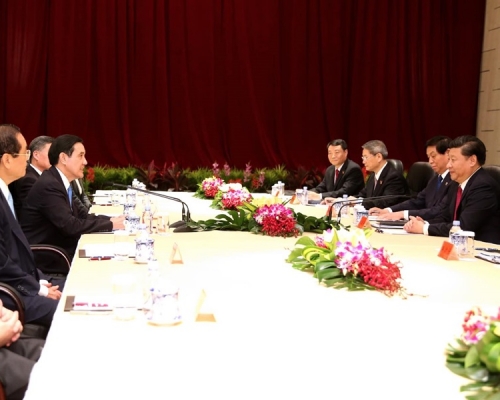 马英九与习近平于2015年在新加坡会面。马英九fb