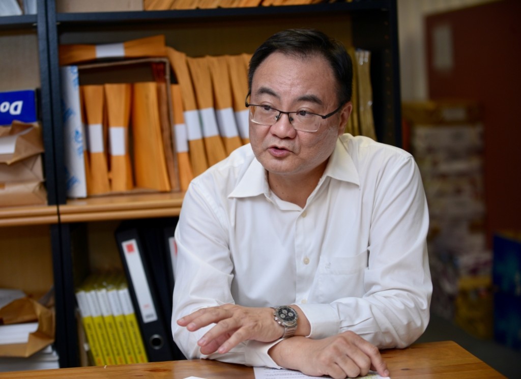 何立基舉例指,若貨櫃由中山或佛山等西部地區,經陸路運往本港,每個貨櫃的成本可達5000元。資料圖片業界擬改陸路運輸 成本增八九倍何續稱,本港有不少大企業於珠江三角洲西部設廠,製成產品後由水路運往本港;該區內供港貨品的種類亦相當多元化,除蔬菜、肉類及水果等民生用品外,亦有部分傢俬及電器等產品。他亦擔心,因應本港貨運碼頭,為不少西方與內地之間的重要轉口港,料屆時亦需暫停相關服務,長遠影響本港轉口港地位。不過,批發及零售界立法會議員邵家輝認為,現時大部分由內地運往本港的貨品,普遍均選用陸