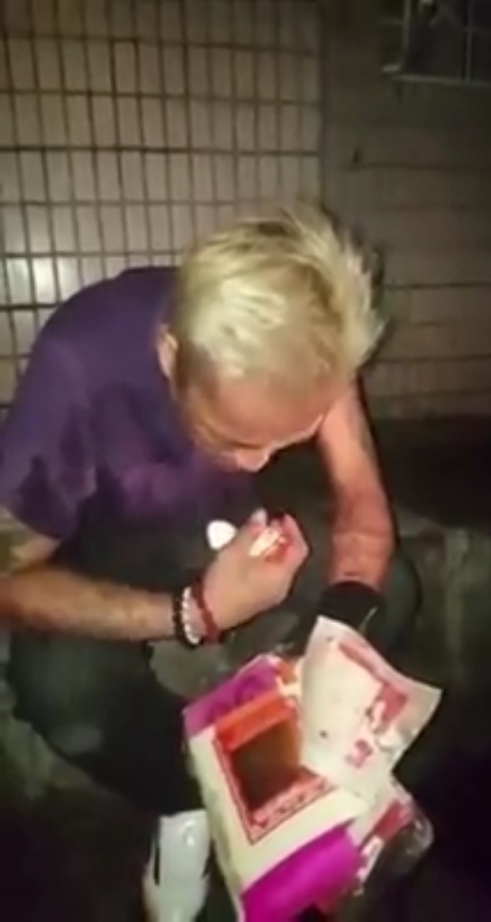 金髮男子一五年在屯門追債事敗,反被人強逼「食衣紙」。