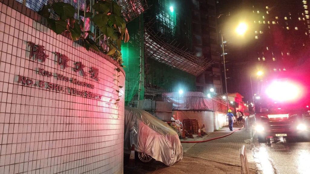 紅磡信用街僑偉大廈周六晚上發生火警，消防趕至救熄。黎志偉攝