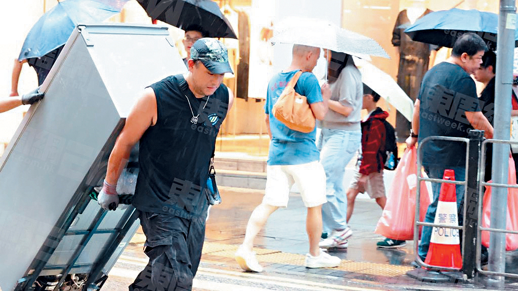 Steven被拍到冒黑雨開工，獨力搬雪櫃上唐樓。