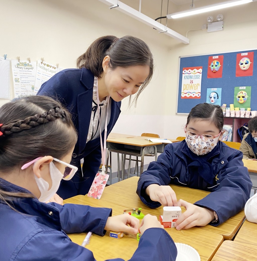 学生探究影响电磁铁磁力大小的因素。(教育局提供)