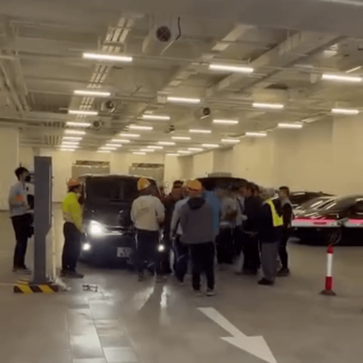 雙方在停車場兩部客貨車前粗口橫飛互相叫囂。 雙方在停車場兩部客貨車前粗口橫飛互相叫囂。