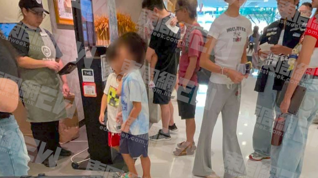 蔡少芬教導有方女兒獨立有禮。(《東周刊》圖片) 蔡少芬教導有方女兒獨立有禮。(《東周刊》圖片)