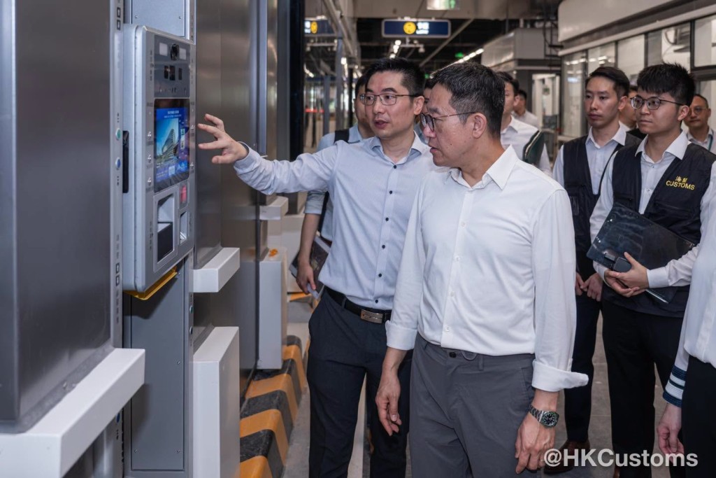 新皇崗口岸是首個採用「聯合一站式」車道的口岸,陳子達特意重點巡視。 新皇崗口岸是首個採用「聯合一站式」車道的口岸,陳子達特意重點巡視。
