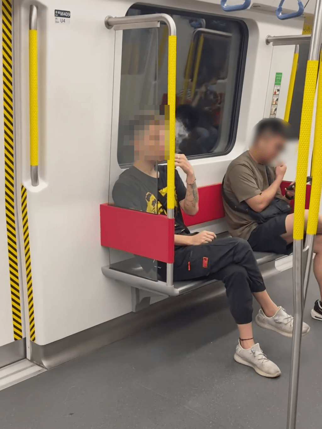 金髮男在車廂內吞雲吐霧。Threads:im_fengkk 金髮男在車廂內吞雲吐霧。Threads:im_fengkk