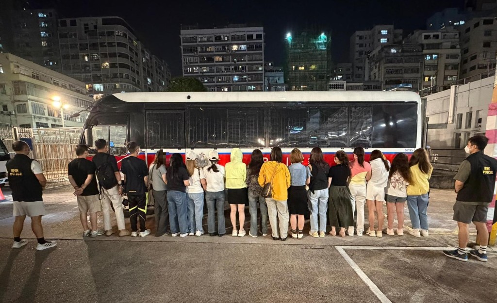 警旺角冚地下竹館拘捕18人 檢1.1萬元現金及賭具。警方圖片