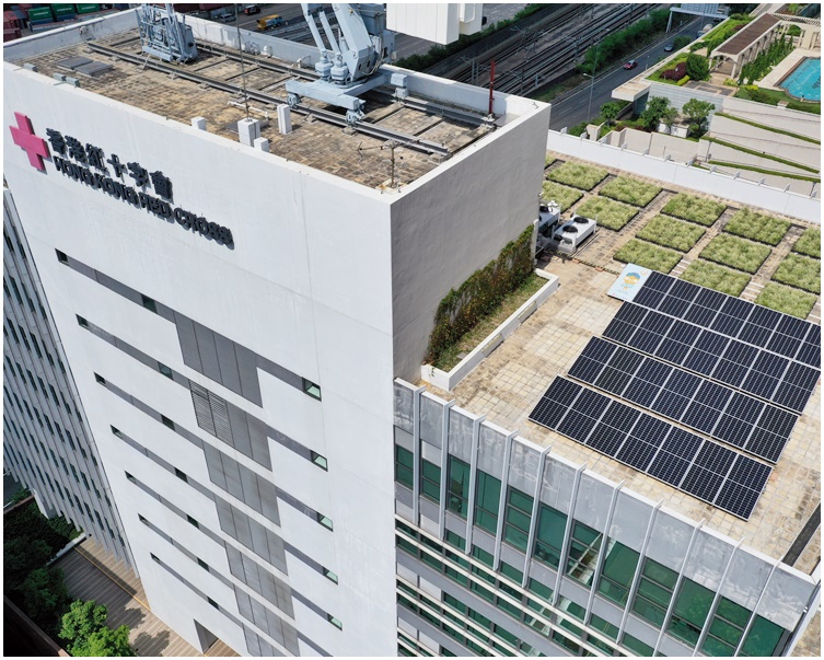 香港紅十字會總部大樓天台已安裝了太陽能板發電系統。（機電工程署圖片）