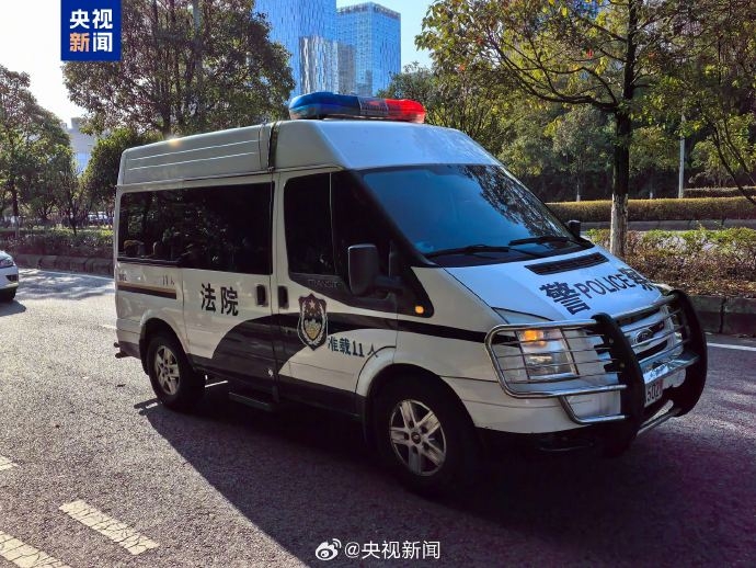 余華英囚車進入法院。 央視截圖