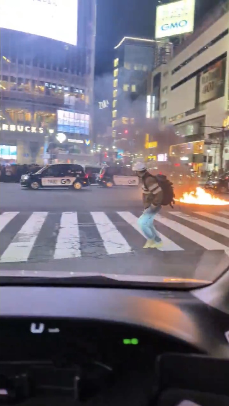 涩谷十字路口男子泼液点火后逃逸。    X@Physical_milkaq