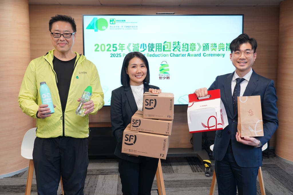 至今共有148家本地及跨國企業已簽署《約章》,涵蓋全港約3,000個服務和零售點,涉及不同零售和餐飲類別。 至今共有148家本地及跨國企業已簽署《約章》,涵蓋全港約3,000個服務和零售點,涉及不同零售和餐飲類別。