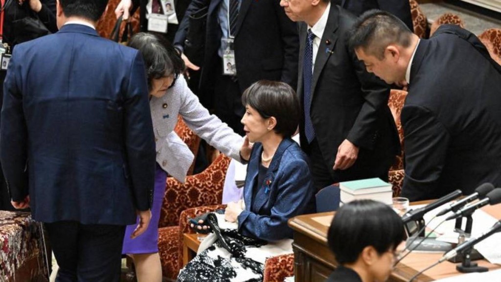 高市早苗散會後一度難以站立，多人見狀隨即上前關心。（Facebook@矢板明夫俱樂部）