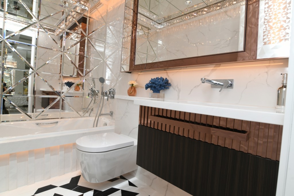浴室加入鏡飾，有助延伸空間感。